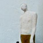 Katrin Zickler zögernd  2020 Mischtechnik  27x10x10 aus der Werkgruppe Keine Helden gefördert durch das Land Sachsen-Anhalt